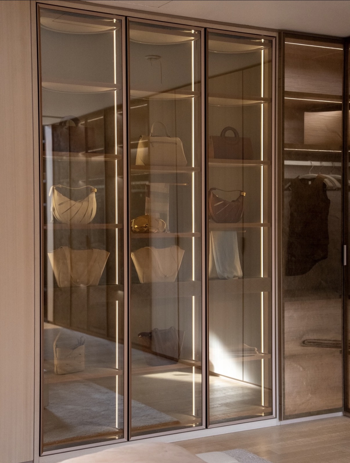 Glass handbag wall, closed and flush