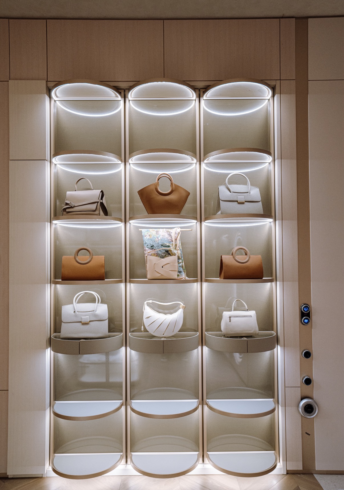 Glass handbag wall, open